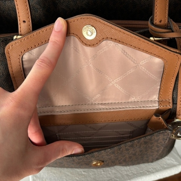 Michael Kors Jet Set Large Logo Pocket Tote Bag - Picture 8 of 16